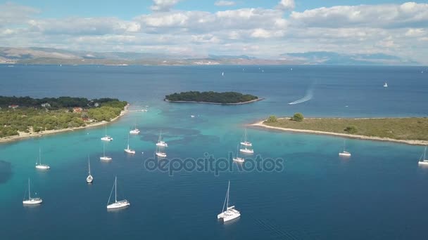 Vista aérea da ilha mediterrânea aconchegante. Lagoa azul, paraíso insular. Mar Adriático da Croácia, destino turístico popular. Água do mar límpida . — Vídeo de Stock