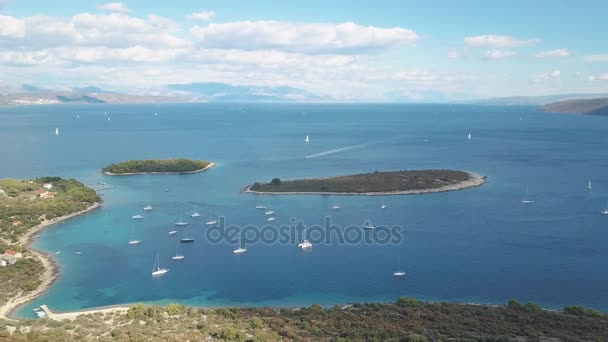 Vue aérienne de l'île méditerranéenne confortable. Lagune bleue, île paradisiaque. Mer Adriatique de Croatie, destination touristique populaire. Eau de mer claire . — Video