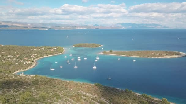 Vue aérienne de l'île méditerranéenne confortable. Lagune bleue, île paradisiaque. Mer Adriatique de Croatie, destination touristique populaire. Eau de mer claire . — Video
