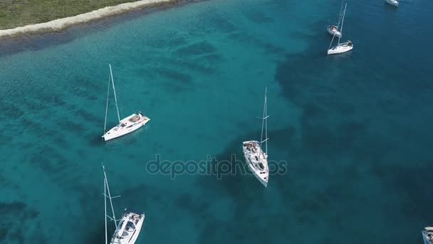 Vista aérea da ilha mediterrânea aconchegante. Lagoa azul, paraíso insular. Mar Adriático da Croácia, destino turístico popular. Água do mar límpida . — Vídeo de Stock