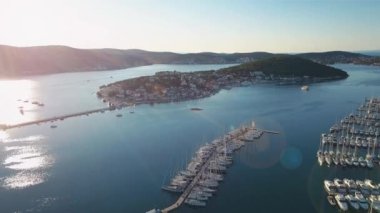 Yat Kulübü ve Marina Hırvatistan, 4k hava görünümünü. Frapa