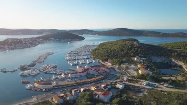 Letecký pohled na Yacht Club a Marina v Chorvatsku, 4k. Frapa — Stock video