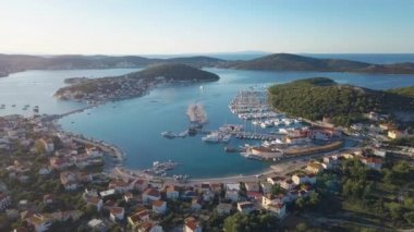 Yat Kulübü ve Marina Hırvatistan, 4k hava görünümünü. Frapa
