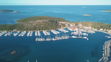 Yat Kulübü ve Marina Hırvatistan, 4k hava görünümünü. Frapa