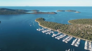 Yat Kulübü ve Marina Hırvatistan, 4k hava görünümünü. Frapa