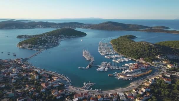 Luchtfoto van de jachtclub en de jachthaven in Kroatië, 4k. Frapa — Stockvideo