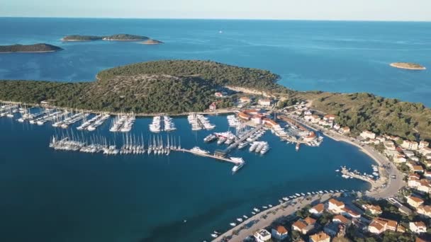 Воздушный вид на клуб и пристань в Хорватии, 4K. Фрапа — стоковое видео