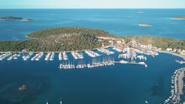 Vista aérea del Club Náutico y Marina en Croacia, 4K. Frapa. — Vídeos de Stock