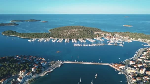 Vista aérea del Club Náutico y Marina en Croacia, 4K. Frapa. — Vídeos de Stock