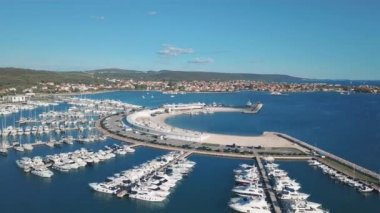 Sukosan güzel modern deniz hava görünümünü yoğun Marina Dalmacija yelkenli tekneler ve yatlar, ile dolu. Hırvatistan