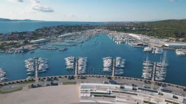 Sukosan güzel modern deniz hava görünümünü yoğun Marina Dalmacija yelkenli tekneler ve yatlar, ile dolu. Hırvatistan