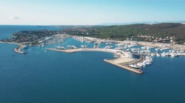 Sukosan güzel modern deniz hava görünümünü yoğun Marina Dalmacija yelkenli tekneler ve yatlar, ile dolu. Hırvatistan
