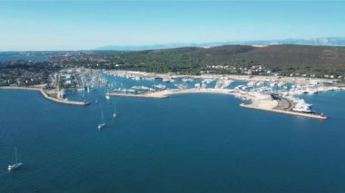 Sukosan güzel modern deniz hava görünümünü yoğun Marina Dalmacija yelkenli tekneler ve yatlar, ile dolu. Hırvatistan