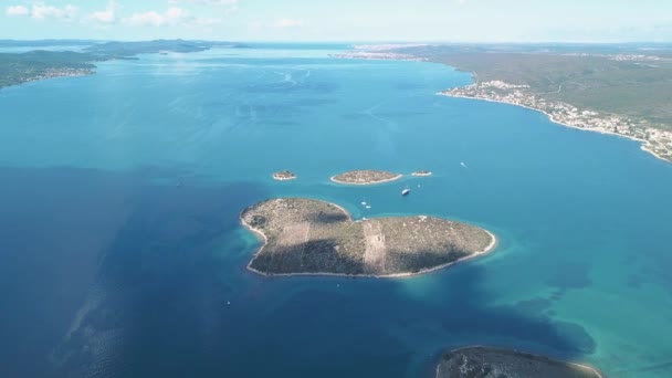 Luchtfoto van prachtige hart-vormige eiland van Galesnjak, eiland van de liefde, ook wel genoemd in Pasman kanaal, Kroatië — Stockvideo