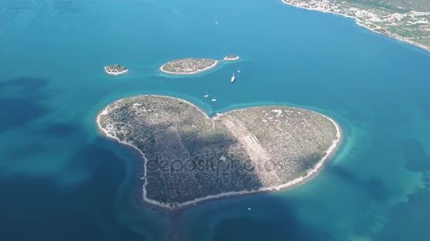 Widok na piękne sercowate wyspy GALEŠNJAK, zwany także wyspa miłości, w kanał Pašman, Chorwacja — Wideo stockowe