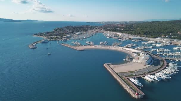 Flygfoto över vackra moderna marine i Sukosan packade tätt med segelbåtar och yachter, Marina Dalmacija. Kroatien — Stockvideo