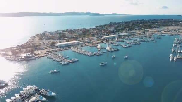 Letecký pohled na krásné moderní námořní Sukošan hustě zabalené s plachetnic a jachet, Marina Dalmacija. Chorvatsko — Stock video