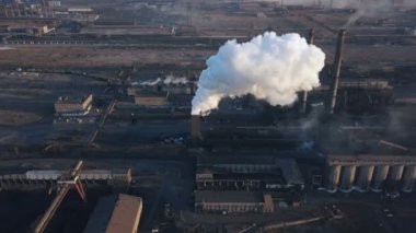 Endüstriyel boru emisyon atmosfere. Semt borular drone ile shooted. Havadan görünümü, yakın çekim.