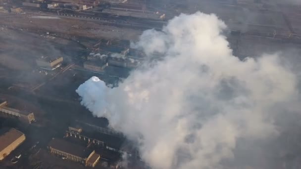 Emissie aan sfeer uit industriële leidingen. Schoorsteen pijpen met drone shooted. Luchtfoto, close-up. — Stockvideo