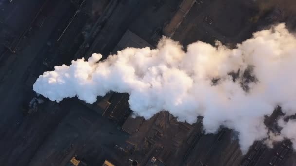 Emisión a la atmósfera por tuberías industriales. Tubos de chimeneas disparados con drones. Vista aérea, primer plano . — Vídeo de stock