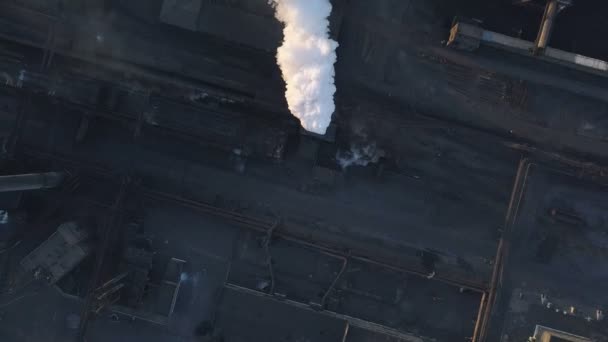 Emisión a la atmósfera por tuberías industriales. Tubos de chimeneas disparados con drones. Vista aérea, primer plano . — Vídeos de Stock