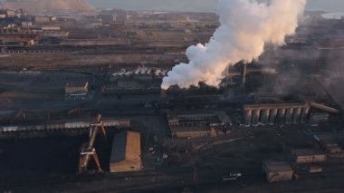 Endüstriyel boru emisyon atmosfere. Semt borular drone ile shooted. Havadan görünümü, yakın çekim.