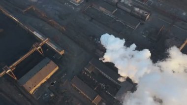 Endüstriyel boru emisyon atmosfere. Semt borular drone ile shooted. Havadan görünümü, yakın çekim.