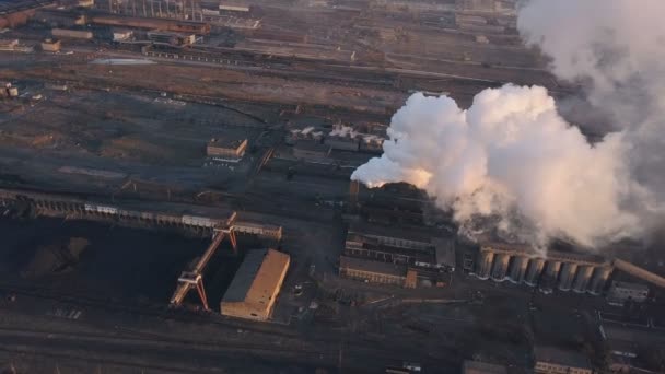 Emissie aan sfeer uit industriële leidingen. Schoorsteen pijpen met drone shooted. Luchtfoto, close-up. — Stockvideo