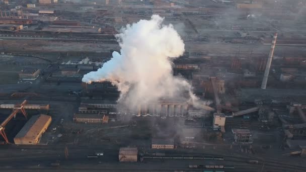 Выброс в атмосферу из труб промышленного назначения. Дымовые трубы, снятые беспилотником. Вид с воздуха, крупный план . — стоковое видео