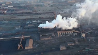 Endüstriyel boru emisyon atmosfere. Semt borular drone ile shooted. Havadan görünümü, yakın çekim.