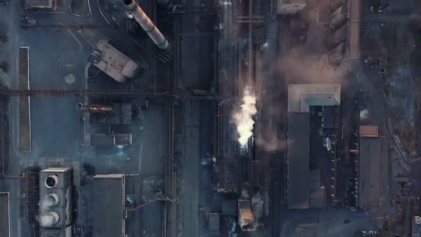 Utsläpp till atmosfären från industriella rör. Smokestack rör shooted med drönare. Flygfoto, närbild. — Stockvideo