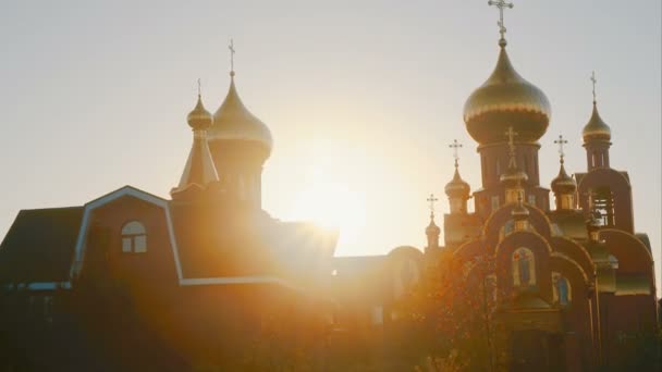 Timelapse. Vista aérea de la iglesia al amanecer. 4K UHD . — Vídeo de stock