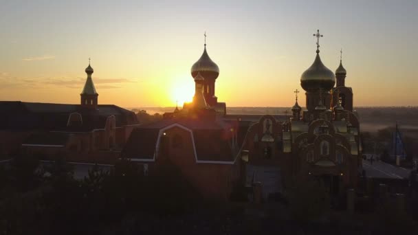 Luchtfoto van de kerk bij zonsopgang. 4k Uhd. — Stockvideo