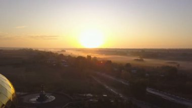 Gündoğumu kilisede hava görünümünü. 4k Uhd.