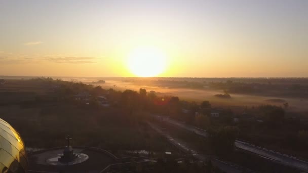 Luchtfoto van de kerk bij zonsopgang. 4k Uhd. — Stockvideo