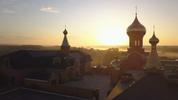 Gündoğumu kilisede hava görünümünü. 4k Uhd. — Stok video