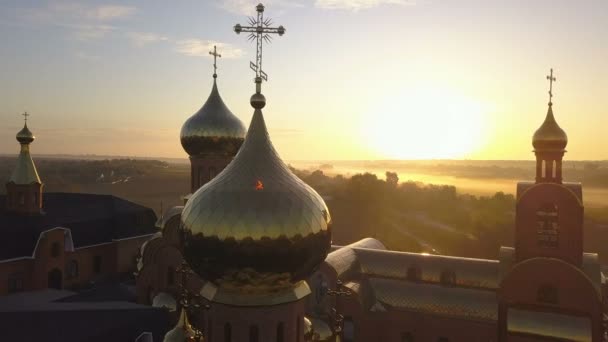 Vista aérea da igreja ao nascer do sol. 4K UHD . — Vídeo de Stock