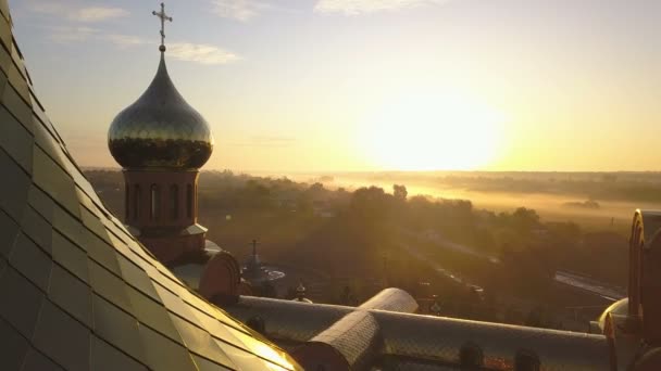 Vue aérienne de l'église au lever du soleil. 4K UHD . — Video
