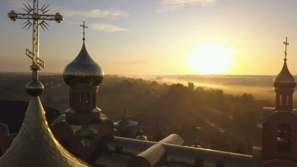 Вид с воздуха на церковь на восходе солнца. 4K UHD . — стоковое видео