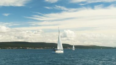 Yelken. Gemi denizde beyaz Yelkenli Yatlar. Lüks tekneler. Yelkenli tekne rakip.