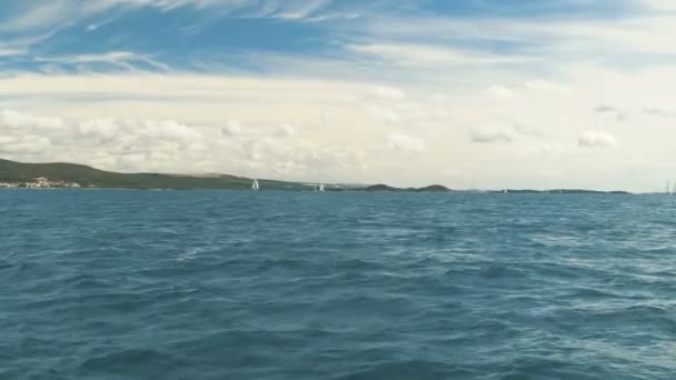 A navegar. Navio iates com velas brancas no mar. Barcos de luxo. Concorrente de barco de regata à vela . — Vídeo de Stock