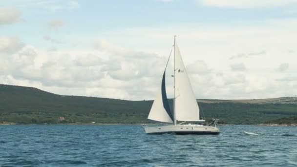 Zeilen. Schip jachten met witte zeilen in de zee. Luxe boten. Boot concurrent van zeilregatta. — Stockvideo