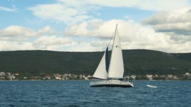 Yelken. Gemi denizde beyaz Yelkenli Yatlar. Lüks tekneler. Yelkenli tekne rakip.