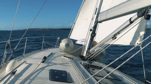 Segeln. Schiffsjachten mit weißen Segeln im Meer. Luxusboote. Teilnehmer der Segelregatta. — Stockvideo