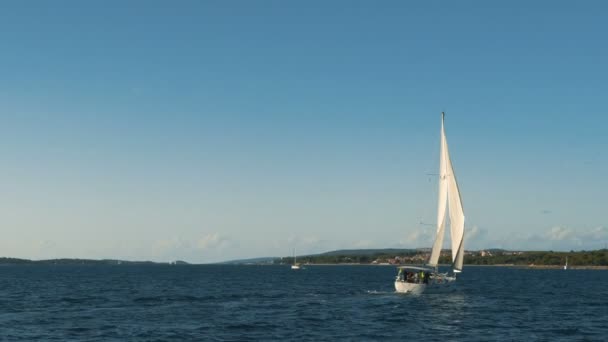 Navegando. Barcos con velas blancas en el mar. Barcos de lujo. Competidor de regata de vela . — Vídeos de Stock