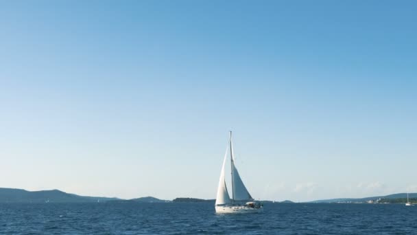 Vela. Nave yacht con vele bianche nel mare. Barche di lusso. Competitore barca di regata a vela . — Video Stock