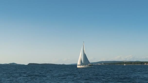 Vela. Nave yacht con vele bianche nel mare. Barche di lusso. Competitore barca di regata a vela . — Video Stock