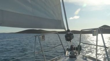 Yelken. Gemi denizde beyaz Yelkenli Yatlar. Lüks tekneler. Yelkenli tekne rakip.