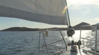 Yelken. Gemi denizde beyaz Yelkenli Yatlar. Lüks tekneler. Yelkenli tekne rakip.