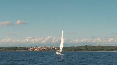 Yelken. Gemi denizde beyaz Yelkenli Yatlar. Lüks tekneler. Yelkenli tekne rakip.